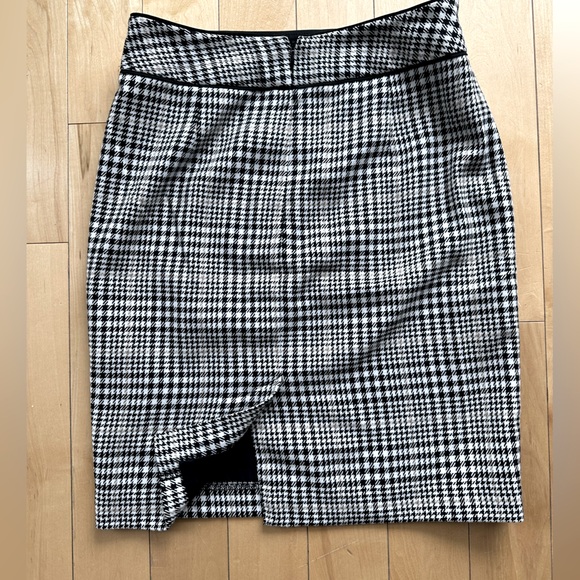 Banana Republic Houndstooth Skirt in size 0 - Picture 2 of 9
